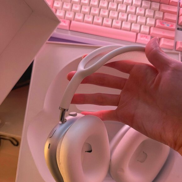 Apple AirPods Max with Smartcase in Silver - Picture 3 of 4